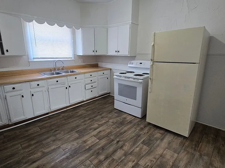 711 W Centennial Ave — Photo 3