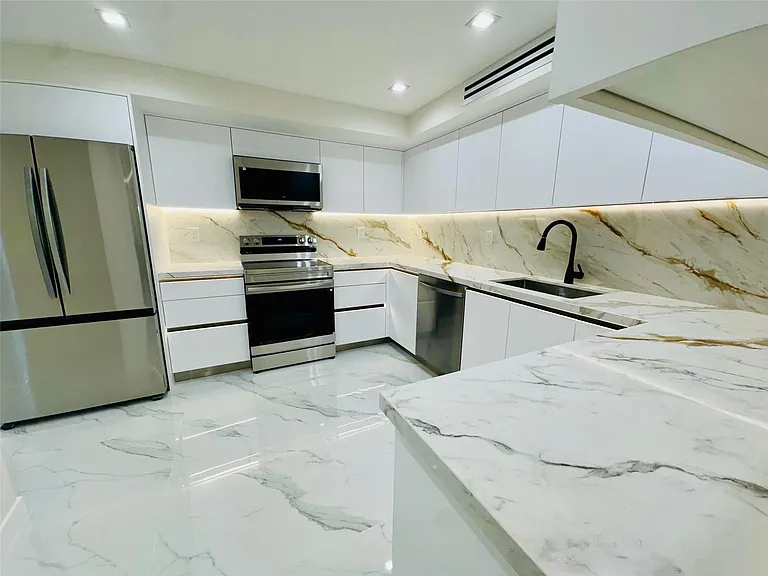 3500 Mystic Pointe Dr #1107 — Photo 8