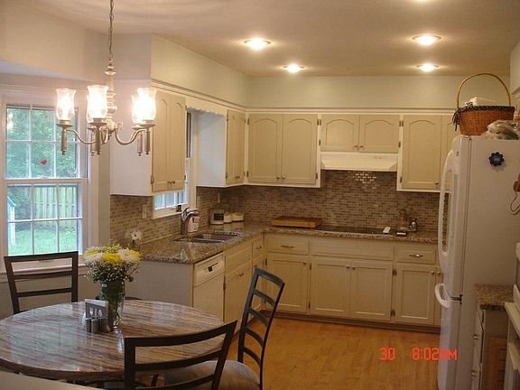 Eat-In Kitchen