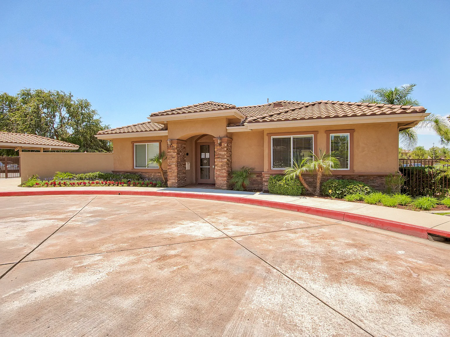Baywood Villas — Photo 2