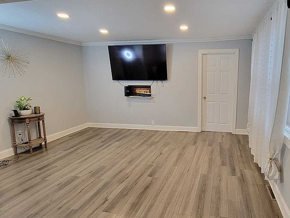 3rd image of 515 Woodland Dr