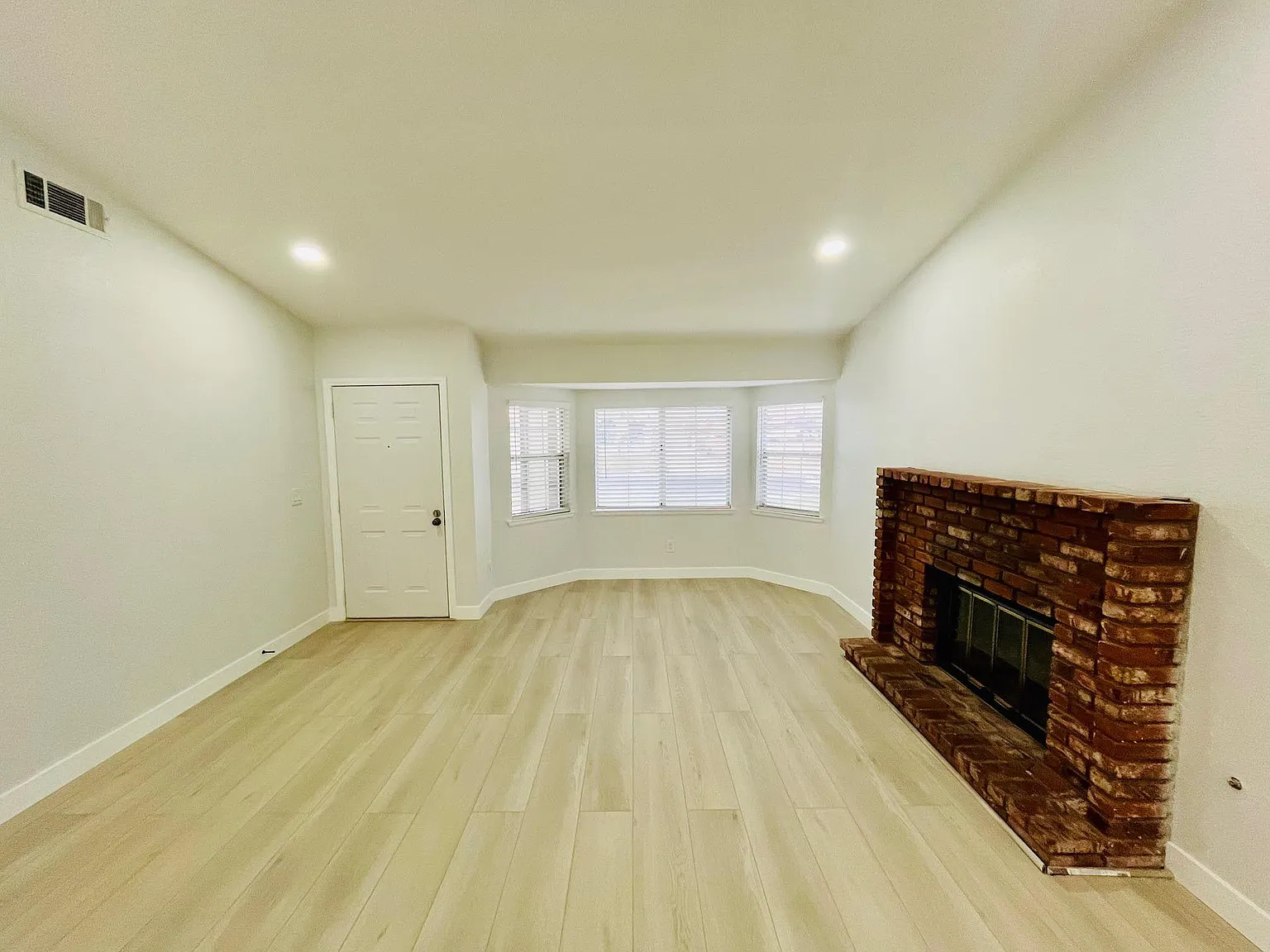 3 bed, 1294 sqft, $2,550 — Photo 4