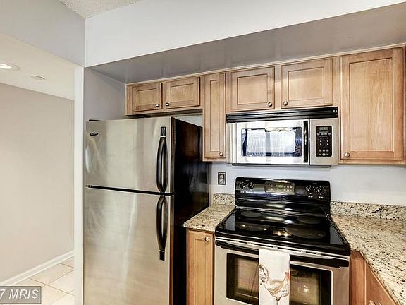 KITCHEN - MAPLE TOFFEE WOOD CABINETRY!