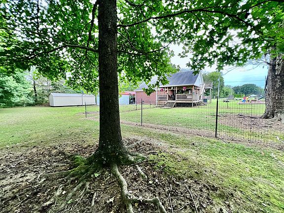 4th image of 690 Monument Rd