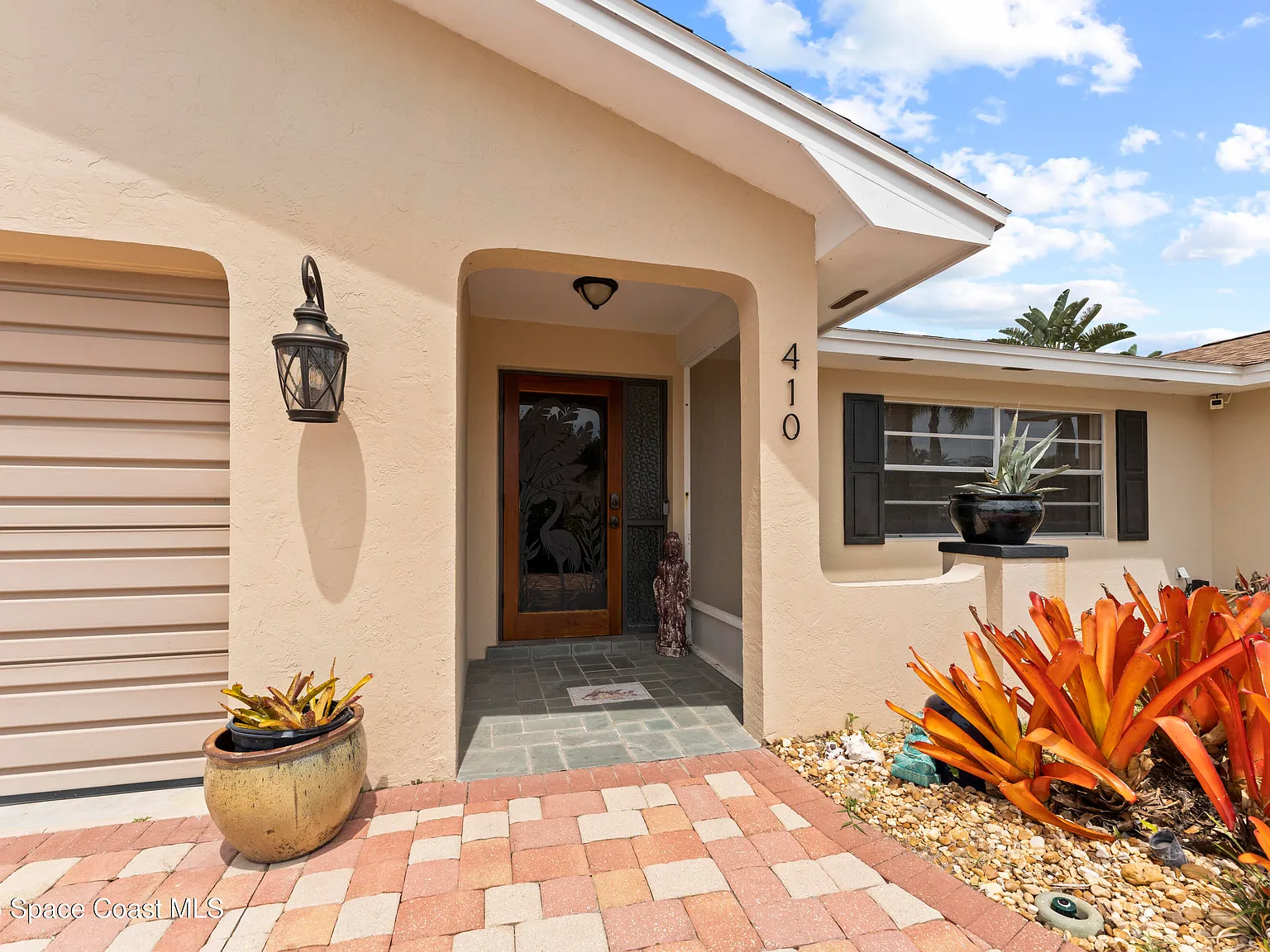 3 bed, 2.0 bath, 2032 sqft, $3,000 — Photo 2