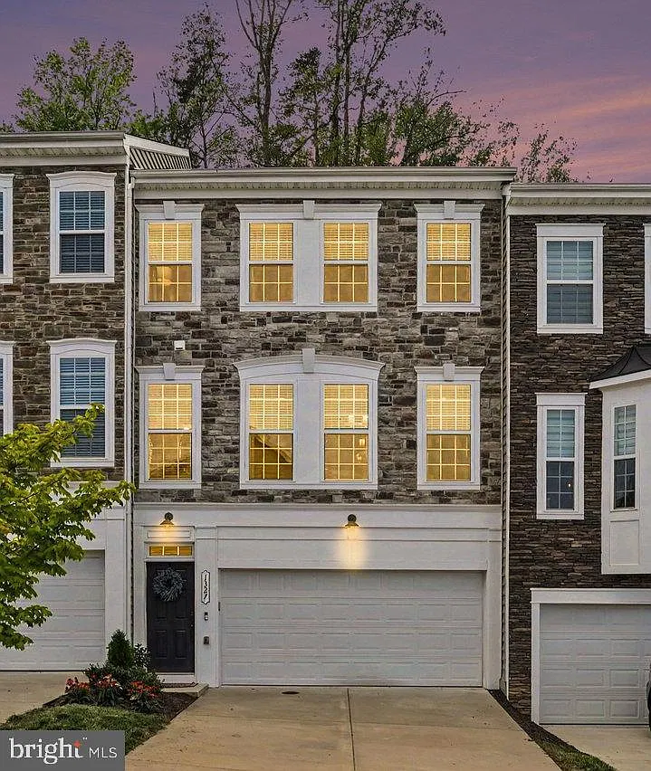 3 bed, 4.0 bath, 2609 sqft, $2,900 — Photo 1
