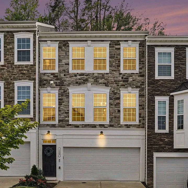 1327 Gilmore St