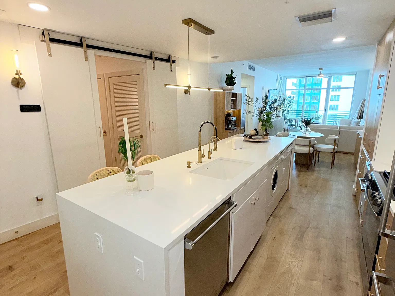 2 bed, 1050 sqft, $3,699 — Photo 3