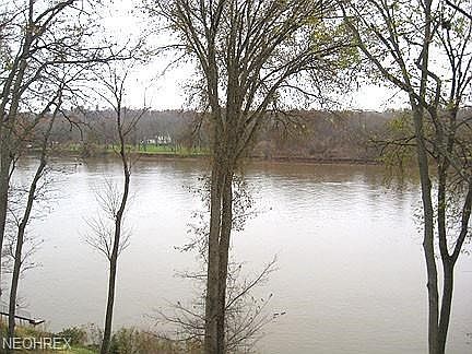 Looking straight across the river toward Blennerhassett Island. You can see the mansion in the distance. Lots of activities to enjoy on the island.