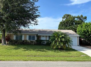 1652 SE Grapeland Ave, Port Saint Lucie, FL 34952