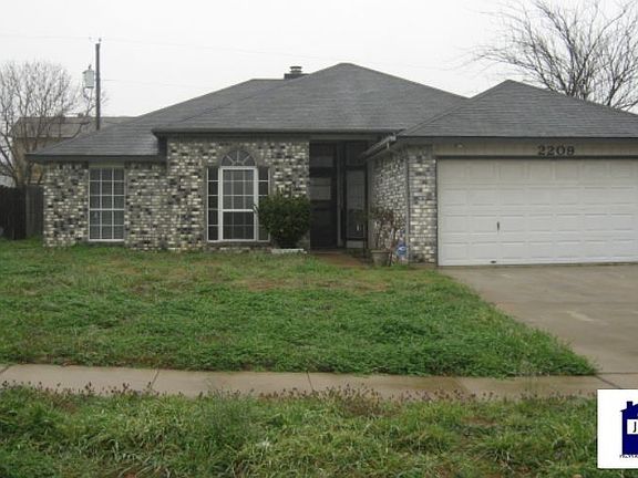 3rd image of 2209 Woodlands Dr