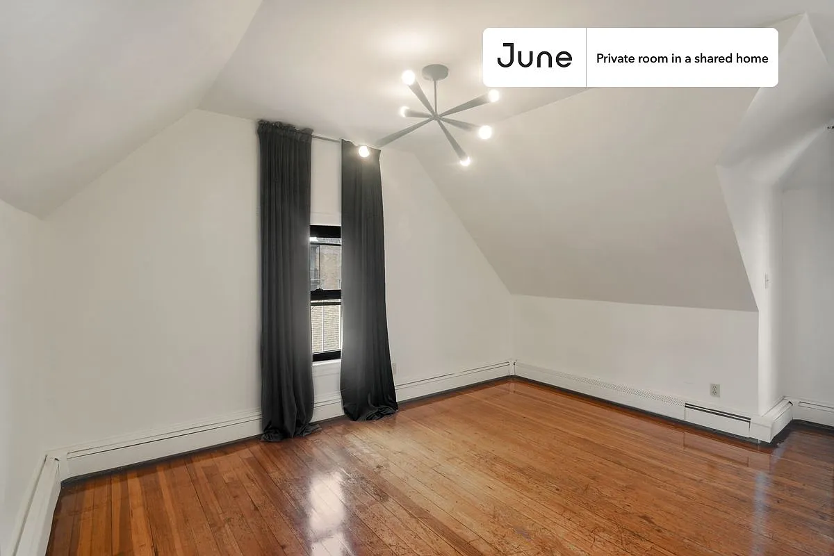 Queen bedroom in 6 bed/2 bath home in Brighton #375 3F — Photo 2