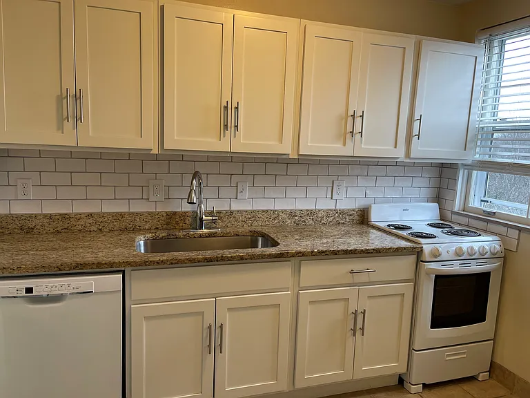 Embassy House Apartments — Photo 7