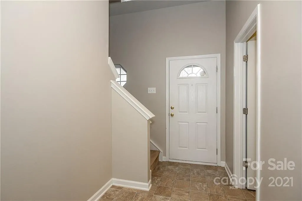 2 bed, 2.5 bath, 1600 sqft, $1,824 — Photo 2