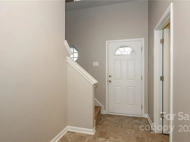 2332 Calabassas Ln — Photo 2
