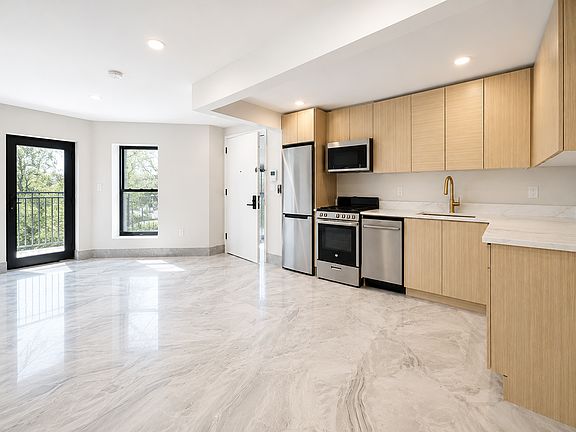 2nd image of 637 Quincy St APT 1
