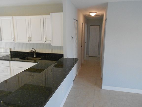 3rd image of 2208 Canterbury Ln