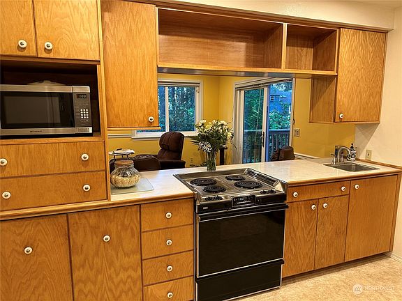 3rd image of 8741 Deeridge Place SE