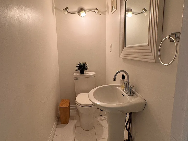 2425 Carlanne Pl #MAIN — Photo 30