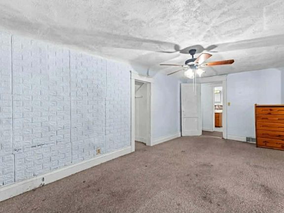 4th image of 909 Baker St