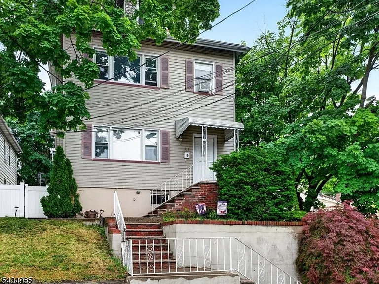 319 Paterson Ave — Photo 1