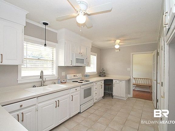 4th image of 502 E Barksdale Dr