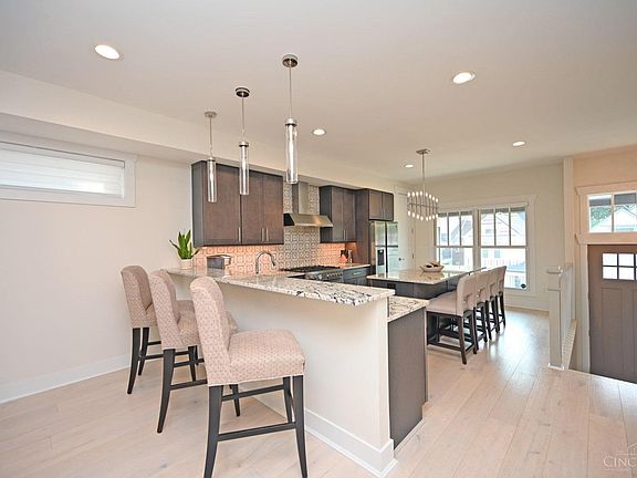 4th image of 423 Stanley Ave