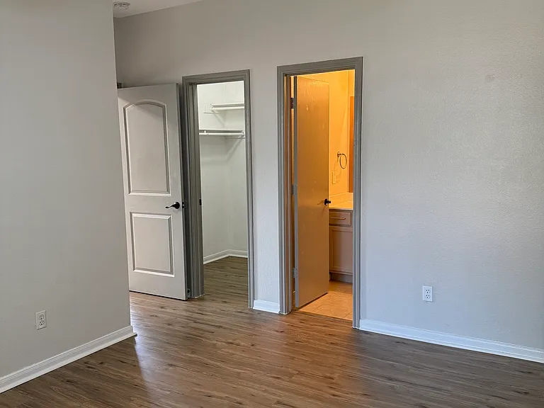 2827 Southampton Way #B — Photo 8