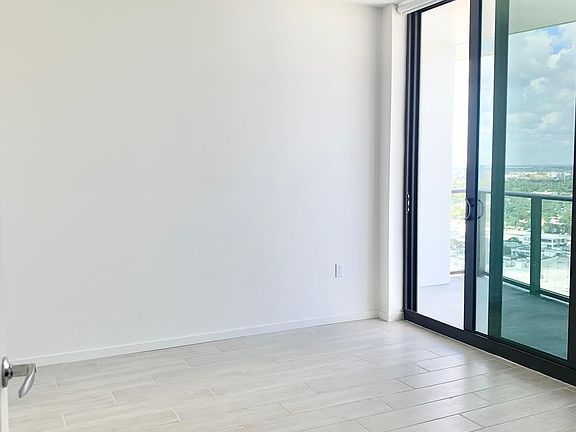 4th image of 180 NE 30th St #3111