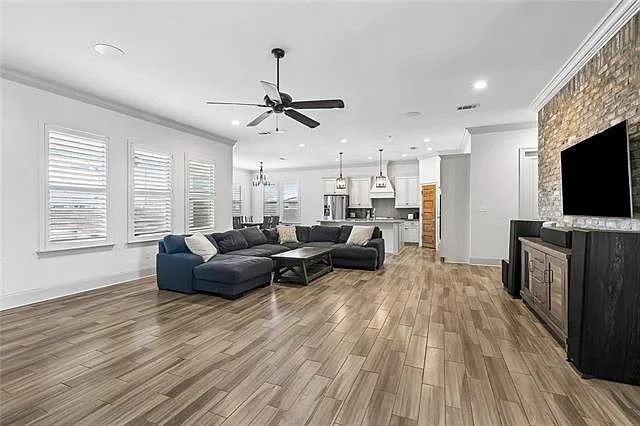 3 bed, 2.0 bath, 2404 sqft, $3,000 — Photo 4