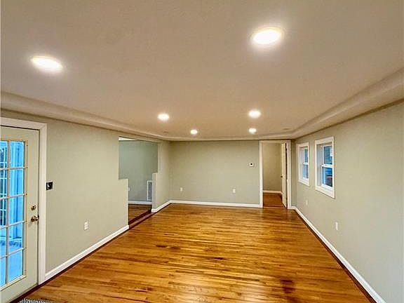 5th image of 634 N Oak St