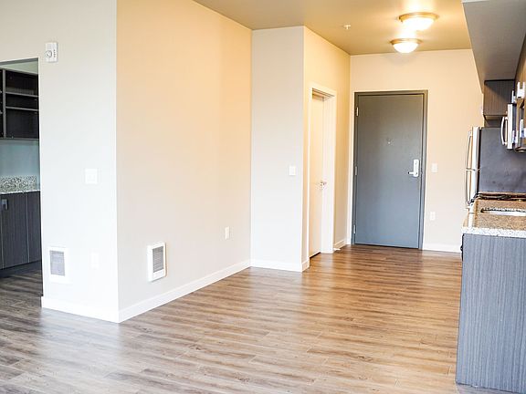 3rd image of 411 SE 14th Ave #303