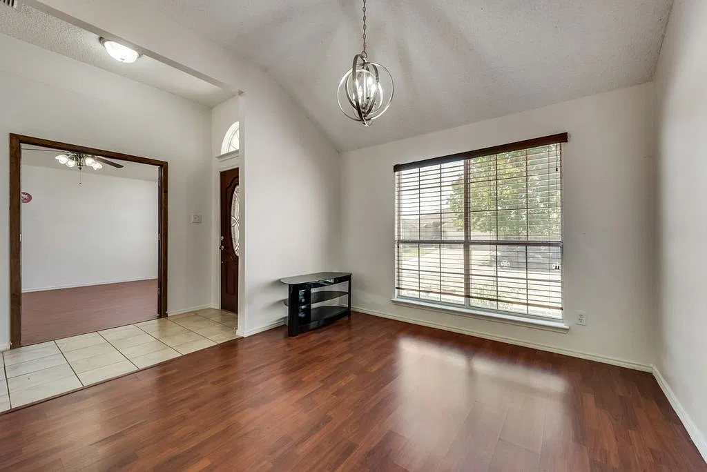 4 bed, 2201 sqft, $2,450 — Photo 2