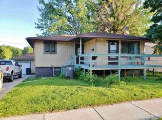 527 4th St SW, Rugby, ND 58368