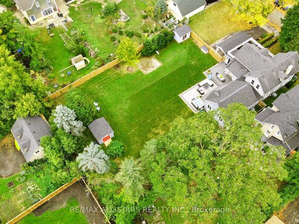 17 1st Ave, Uxbridge, ON L9P 1J6