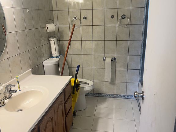 4th image of 325 Farmingdale Cir