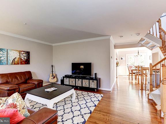 Living Room (3 of 4)