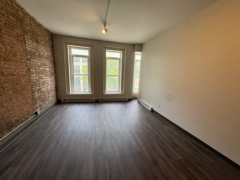 120-122 E 3rd St #2 — Photo 4