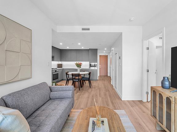 5th image of 7977 Lansdowne Rd #601