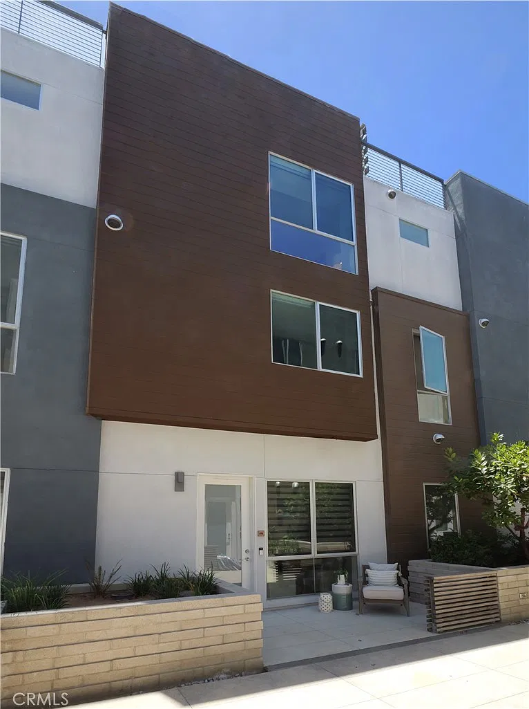 3 bed, 2.5 bath, 1950 sqft, $6,300 — Photo 2