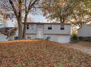 229 Admiral Dr, Godfrey, IL 62035