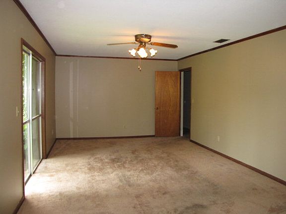 3rd image of 708 Oxford Dr