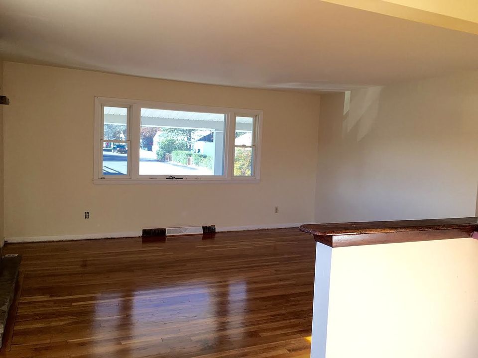 2nd image of 1662 Main St