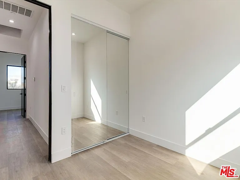 2817 S Redondo Blvd — Photo 21