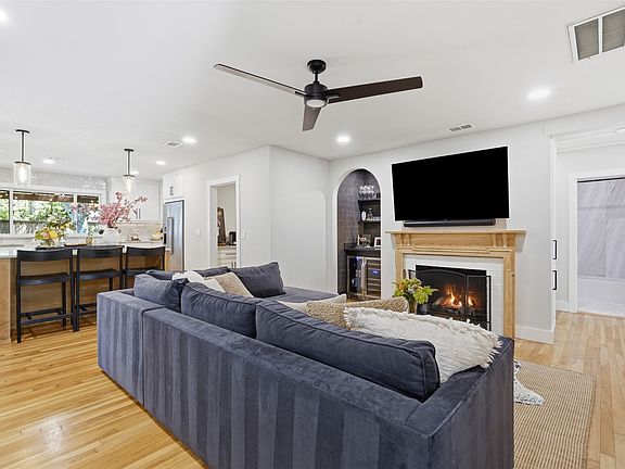 2nd image of 6424 Curzon Ave