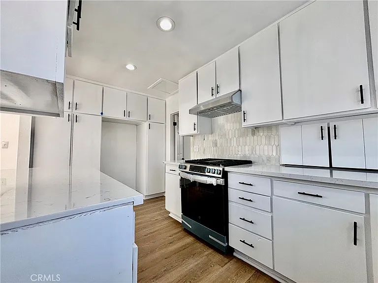 910 Acacia Ave — Photo 8