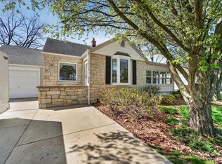 13707 W Forest Dr, New Berlin, WI 53151
