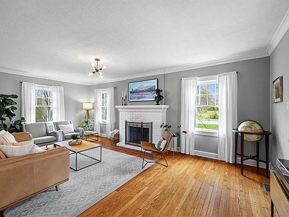 5th image of 915 W 78th St