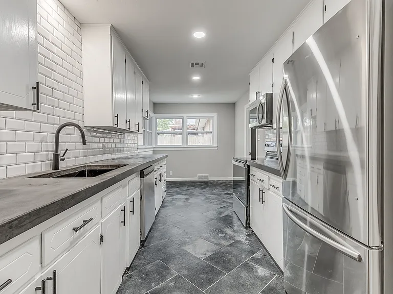 349 SE Rockwood Ave — Photo 11