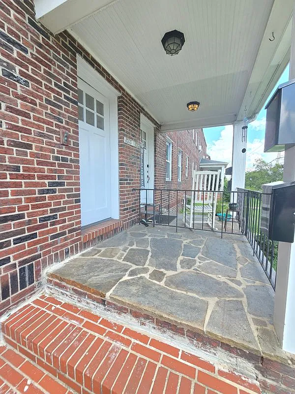 2 bed, 1.0 bath, 875 sqft, $1,700 — Photo 2